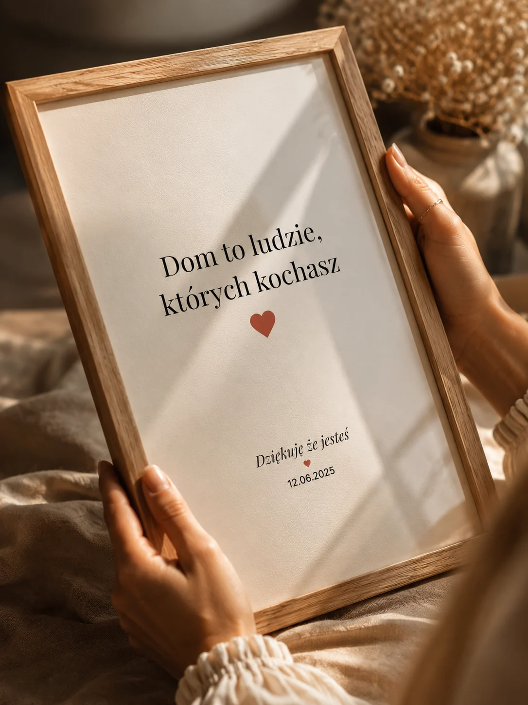 Ramka z cytatem Dom to ludzie których kochasz w minimalistycznym stylu — dębowa ramka LoreFrame 15x20 cm